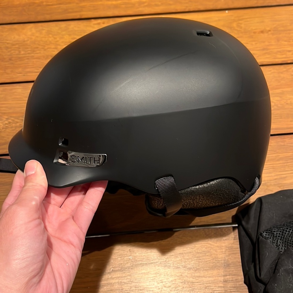 Like new! Smith matte black adult helmet size medium for snowboarding or skiing